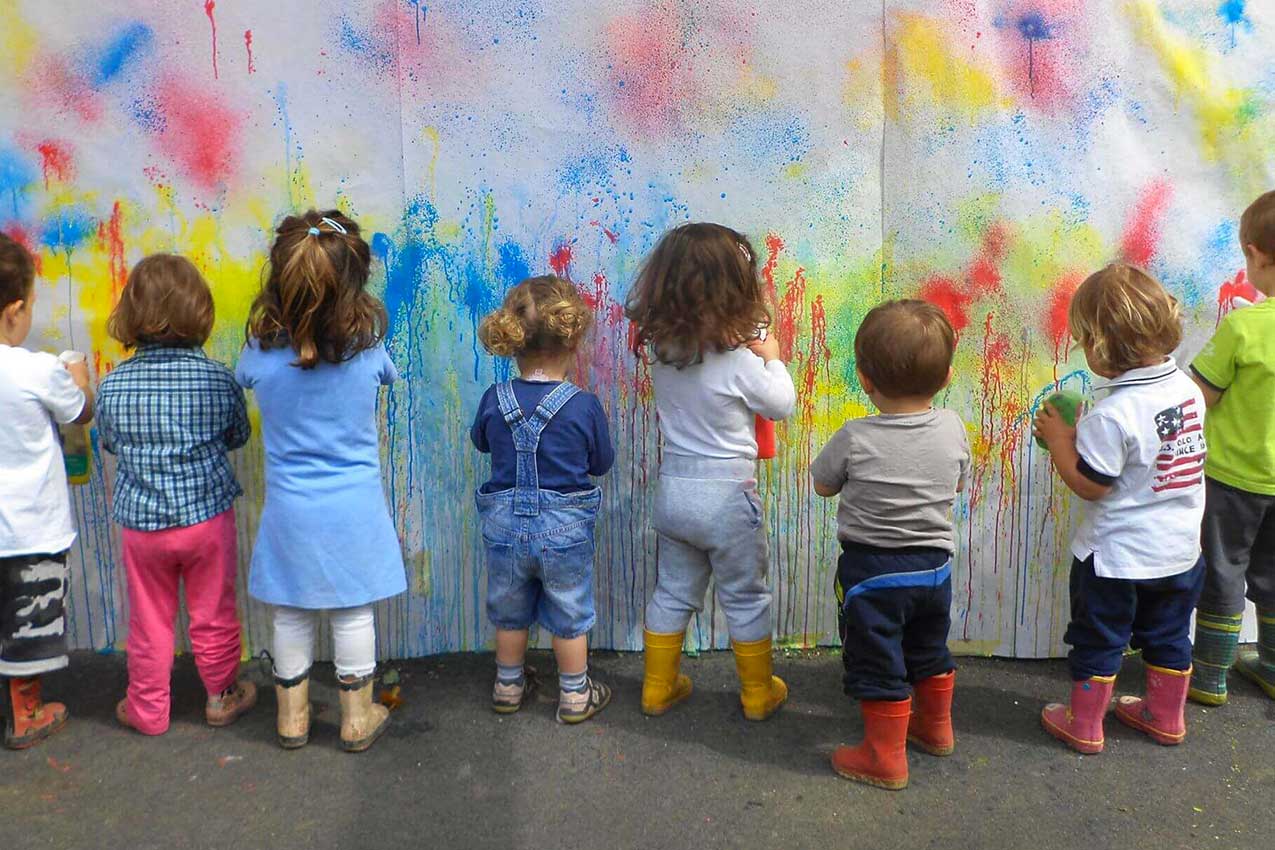 bambini che dipingono