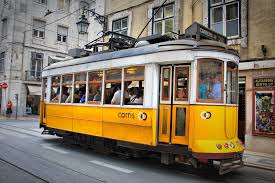 Un tipico tram per le vie di Lisbona